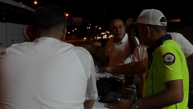 Fazla yolcu ta��d��� tespit edildi: Ceza yazan polise tepki g�sterdi
