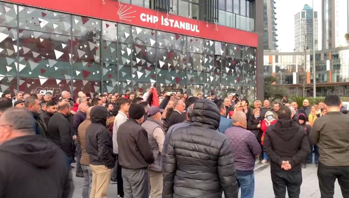 CHP İstanbul İl Başkanlığı önünde aday tepkisi CHP İstanbul İl Başkanlığı önünde aday tepkisi