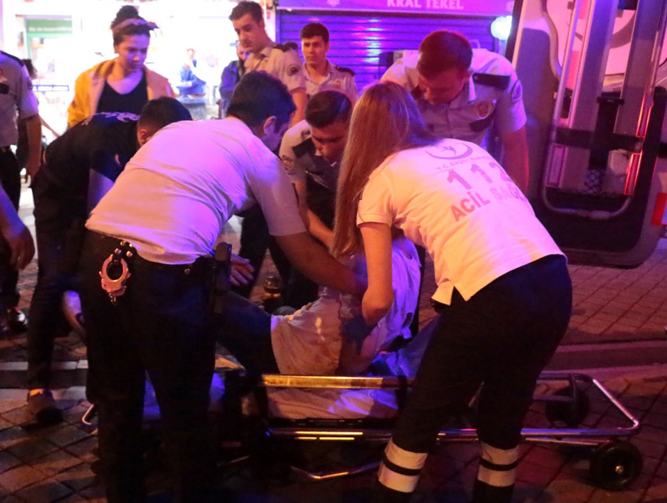 Kadıköy'de bıçaklı kavga: 2 yaralı - 1