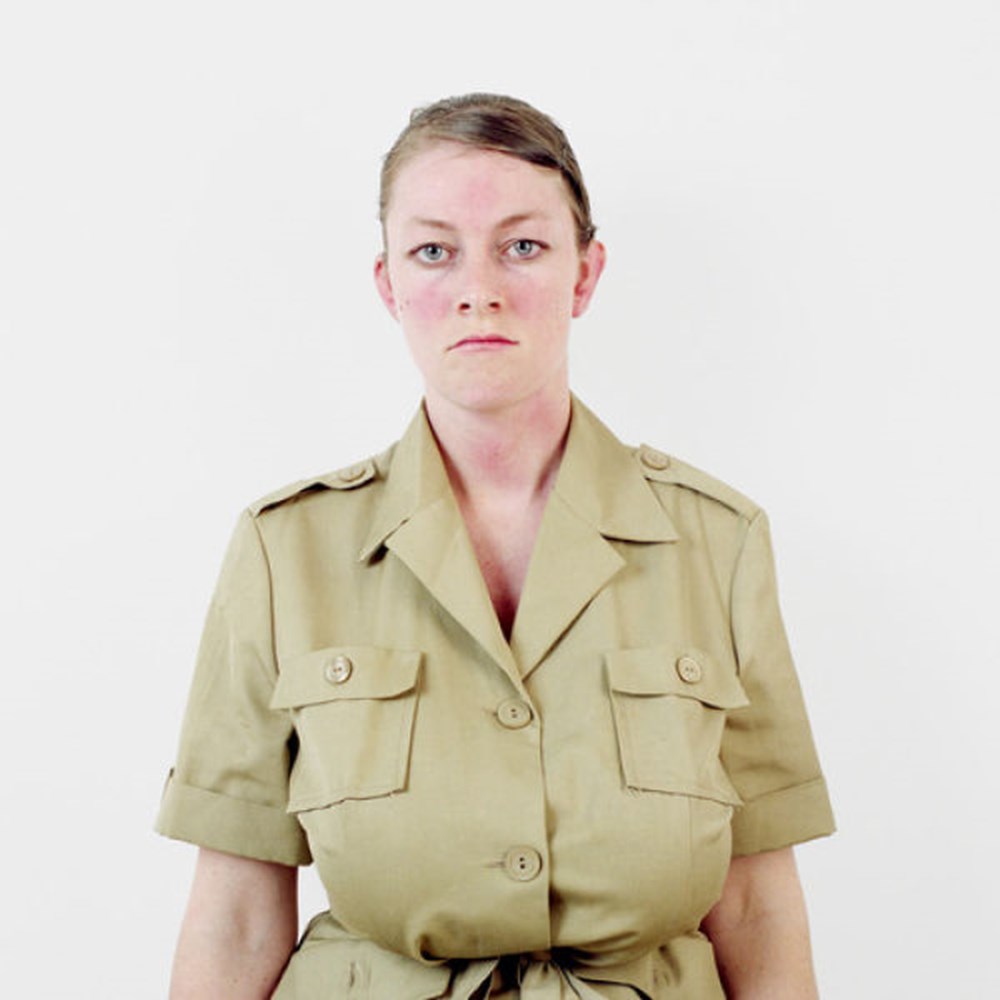 человек с кувалдой. женщины-воины. девушка фитнес с оружием. воинственная девушка. орин джули королева пушек.