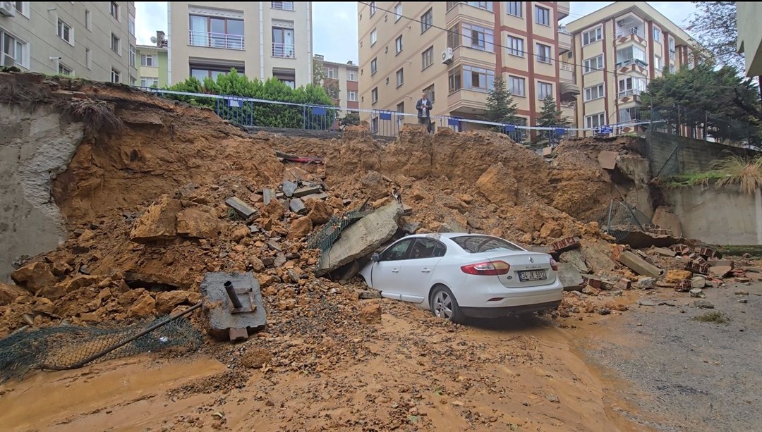 İstanbul'da istinat duvarı araçların üzerine devrildi