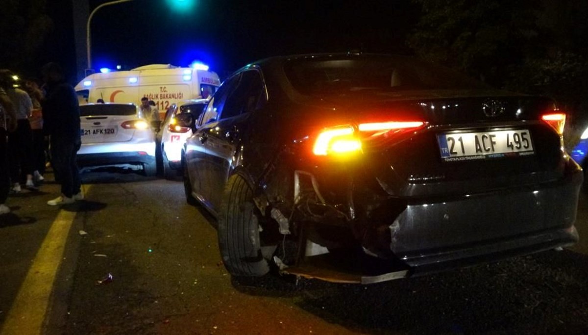 Diyarbakır’da 3 otomobil kazaya karıştı: 2 yaralı Diyarbakır’da 3 otomobil kazaya karıştı: 2 yaralı