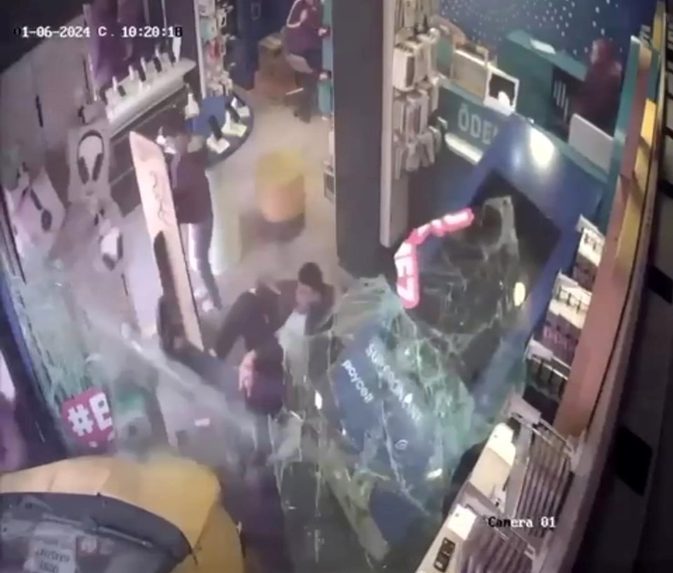İzmir’de kamyonet yayalara çarpıp iş yerine daldı: 5 yaralı - 1