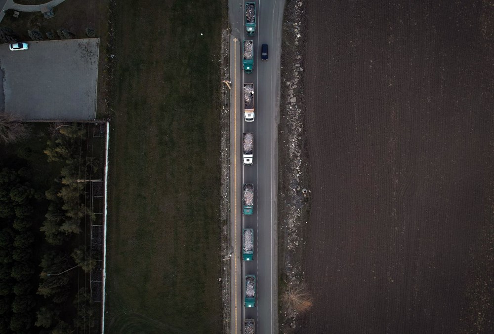 Kahramanmaraş’ta enkazı taşıyan hafriyat kamyonları metrelerce kuyruk oluşturdu - 2