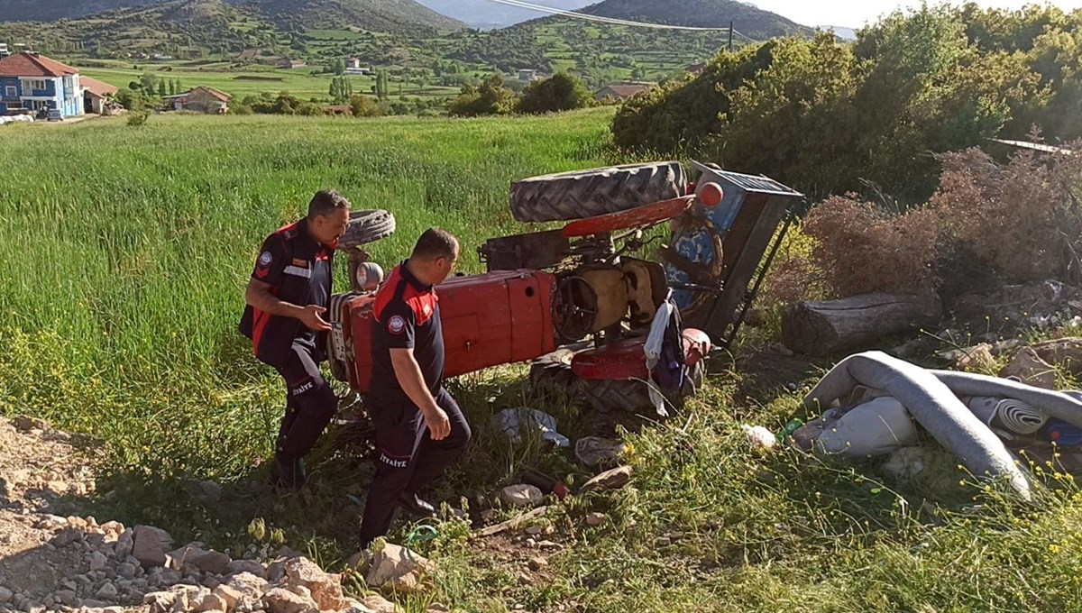 Devrilen traktörün altında kalan çocuk öldü