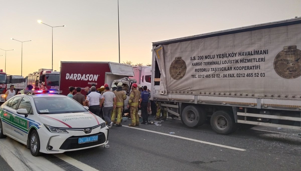 Kuzey Marmara Otoyolu'nda feci kaza: 2 TIR, bir kamyon birbirine girdi