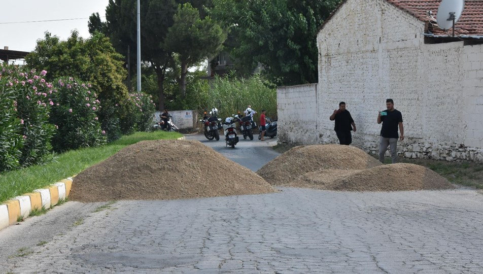 'Tapulu malım' dediği yolu, ulaşıma kapattı