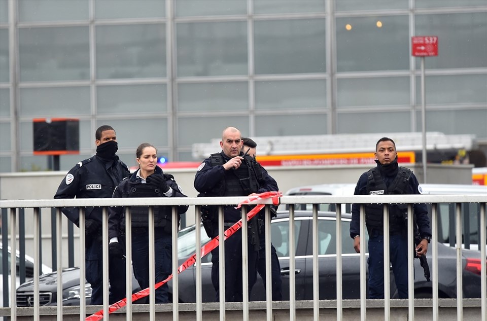 Paris'te çifte saldırı: Saldırgan vurularak öldürüldü - 2