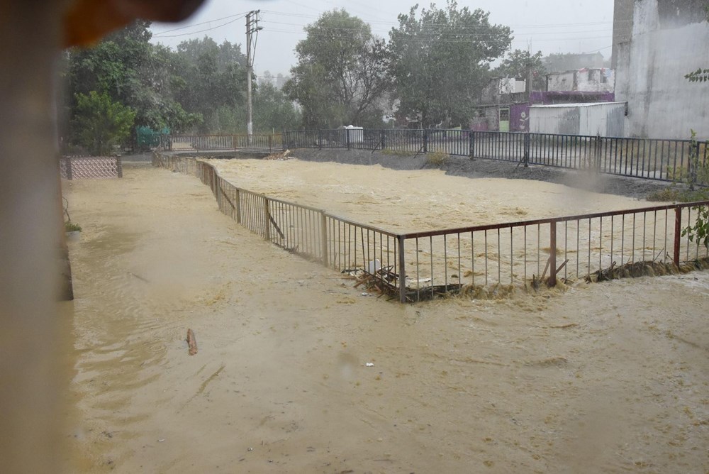İzmir'de sağanak: Dereler taştı, evleri su bastı