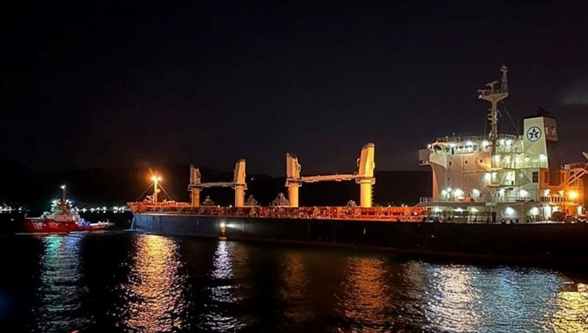 İstanbul Boğazı'nda askıya alınan gemi trafiği güney-kuzey yönlü açıldı İstanbul Boğazı'nda askıya alınan gemi trafiği güney-kuzey yönlü açıldı
