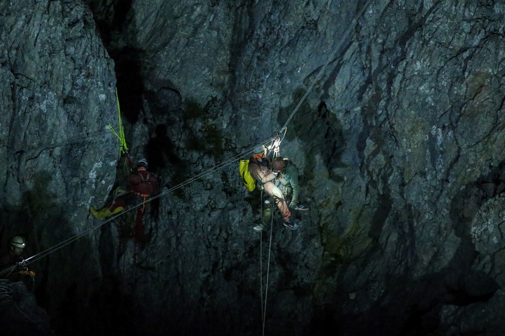ABD'li dağcı rahatsızlanarak mahsur kaldığı mağaradan 9. günde kurtarıldı - 15