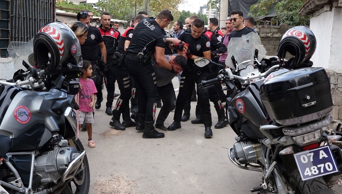 Uyuşturucu hükümlüsü polis çevirmesinde taksicinin boğazına bıçak dayadı