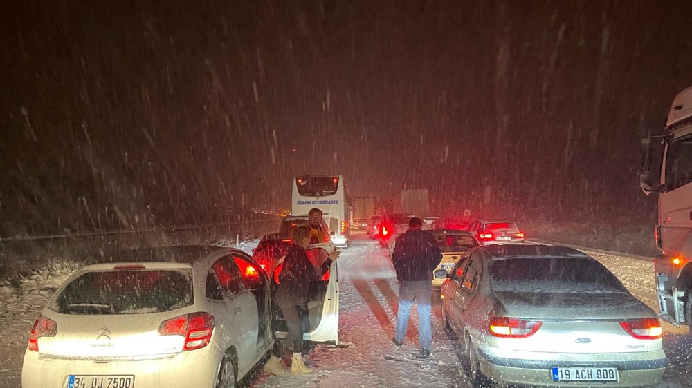 Ulaşıma kar engeli: Araçlar yolda kaldı, kazalar nedeniyle trafik durdu - 4