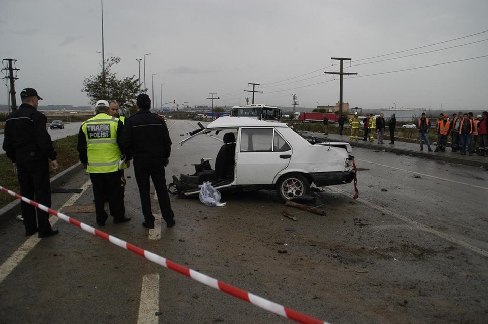 İki otomobil çarpıştı: 1 ölü, 4 yaralı - 2