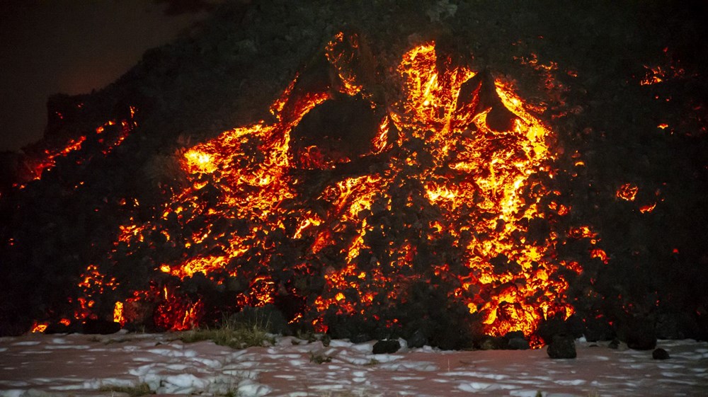 Etna
Yanardağı patladı, turistler akın etti! Lavların dibinde “vahşi” turizm - 5