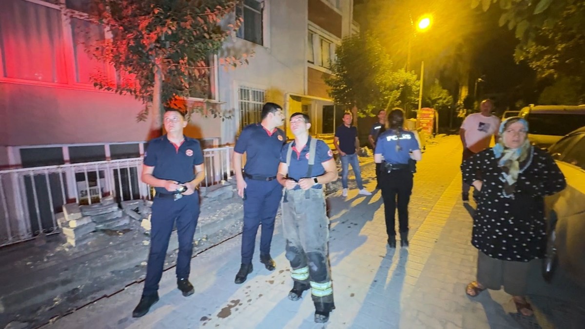Aracın geri dönmemiş olması üzerine, ekipler eve girmekten vazgeçti. Aracın geri dönmemiş olması üzerine, ekipler eve girmekten vazgeçti.