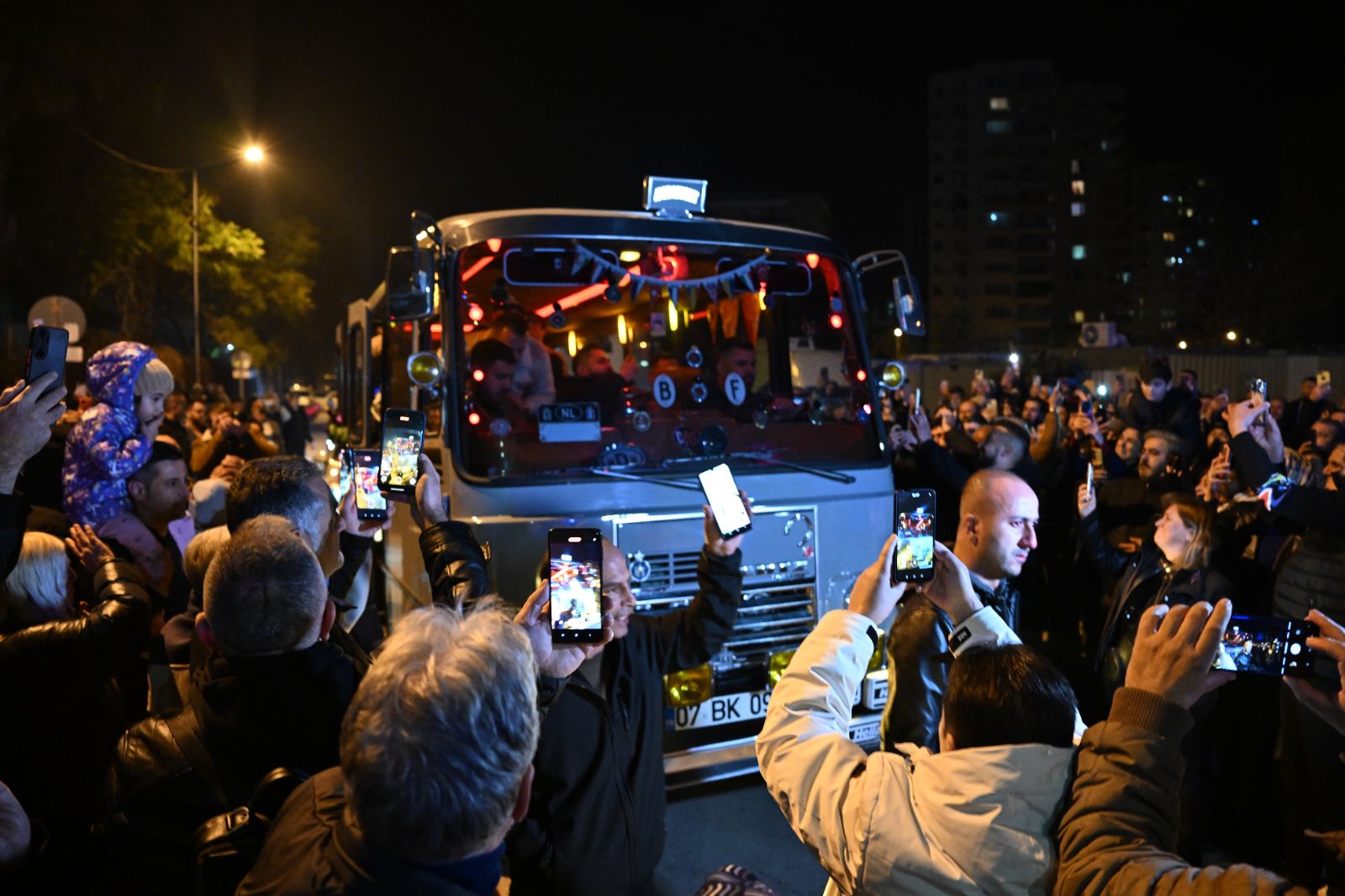 Ferdi Tayfur'un ölümü hayranlarını  gözyaşlarına boğdu: Yatağımızdan kalkıp da geldik, pijamalarımızla geldik! - 2