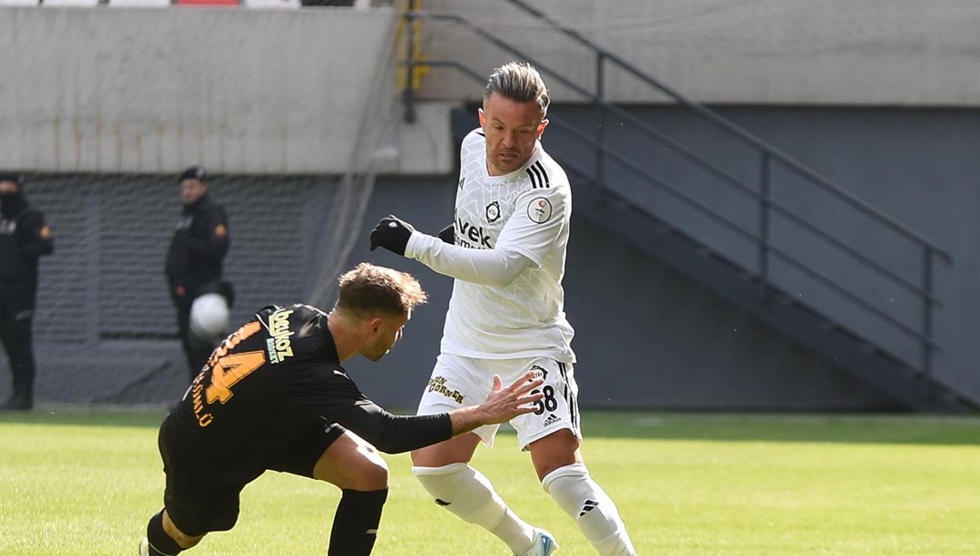 Altay'da Ceyhun ve Özgür beklemede
