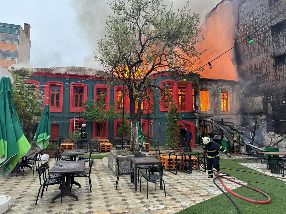 Kırklareli'nde tarihi binada yangın: Alevlere müdahale sürüyor - 4