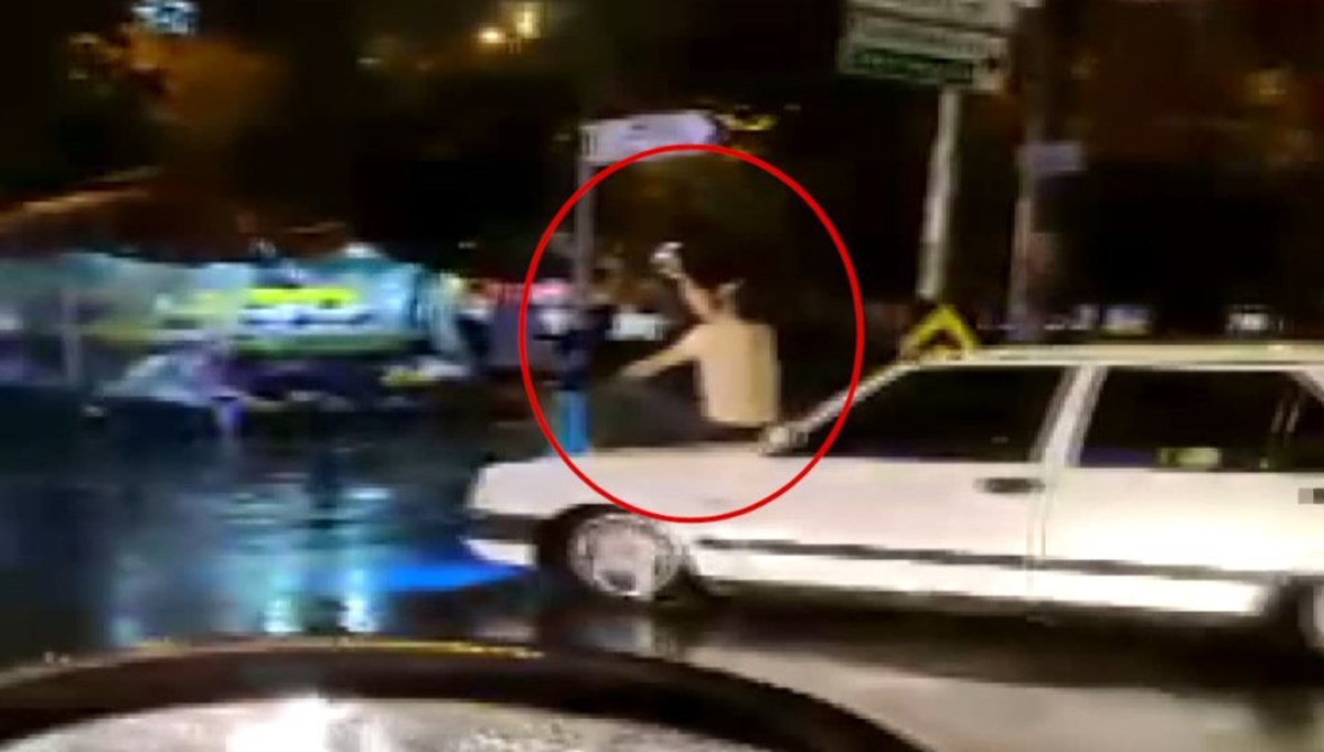 Seyir halindeki aracın kaputunda selfie çekti