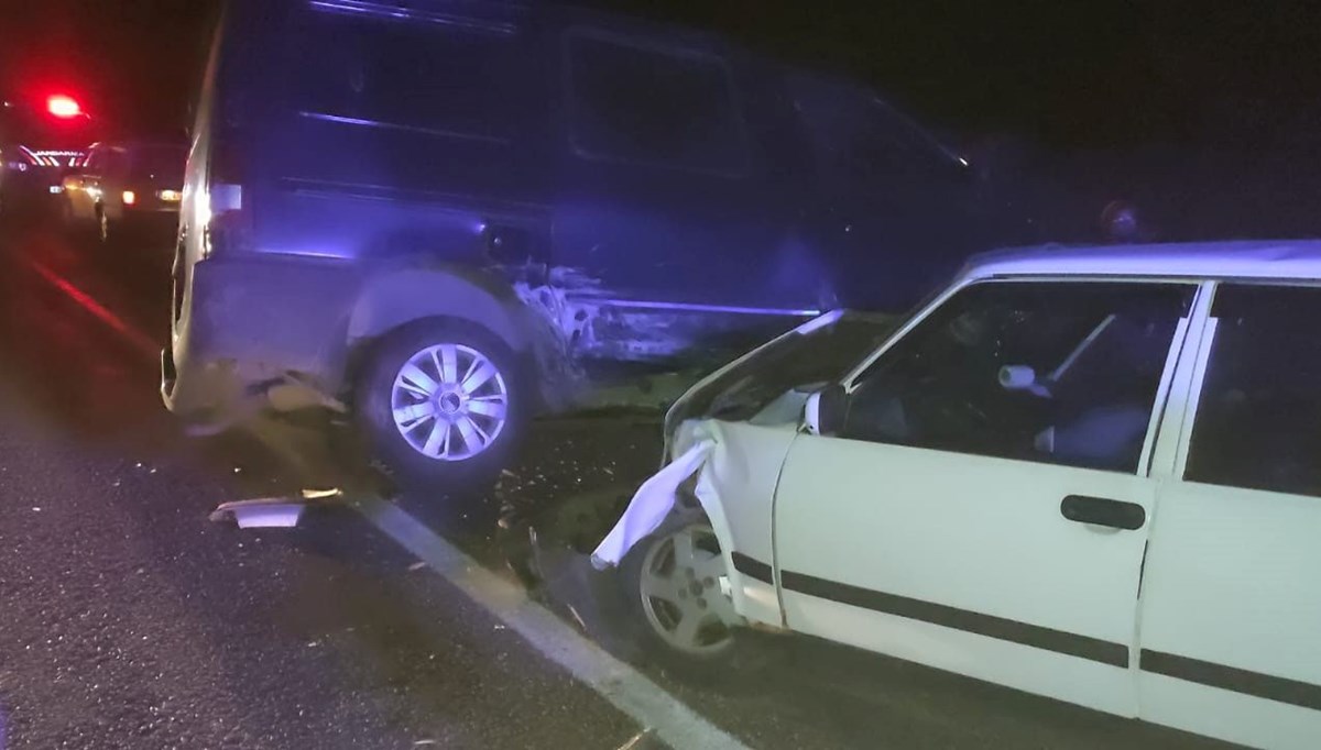 Derebucak'ta otomobil ile minibüs çarpıştı: 2 yaralı