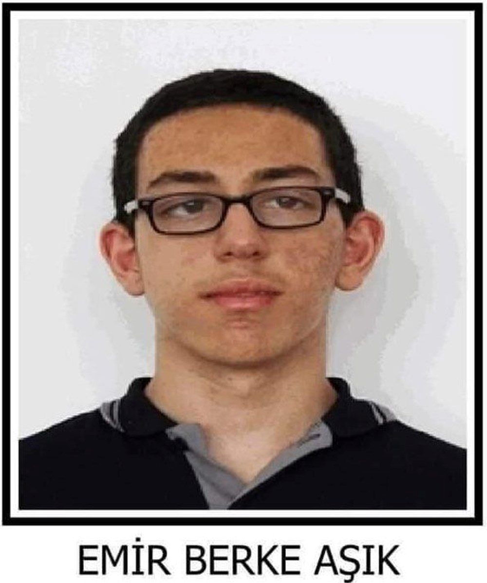 Dalgalara kapılan iki genç için denize atladı - 3