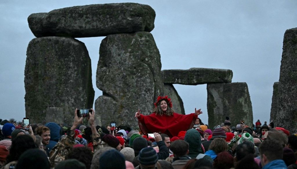 Stonehenge'de tarihi kutlama: Binlerce kişi kış gündönümünü selamladı!