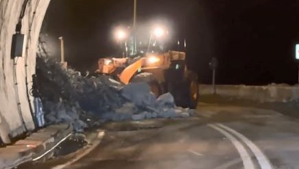 Artvin'de tünel girişinde heyelan: Yol trafiğe kapandı