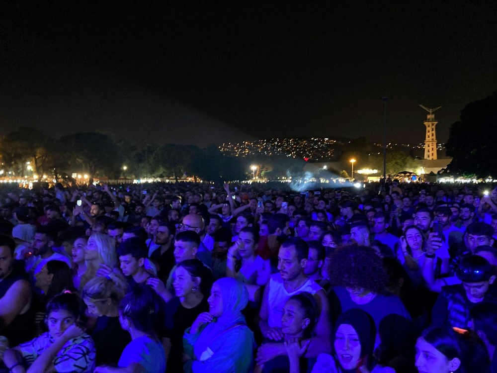 Ev hapsinde olan Gülşen'in yerine sahneye orkestra ve vokal grubu çıktı - 2