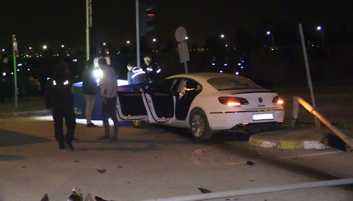 Adana'da uygulama noktasında otomobilin çarptığı polis şehit oldu Adana'da uygulama noktasında otomobilin çarptığı polis şehit oldu