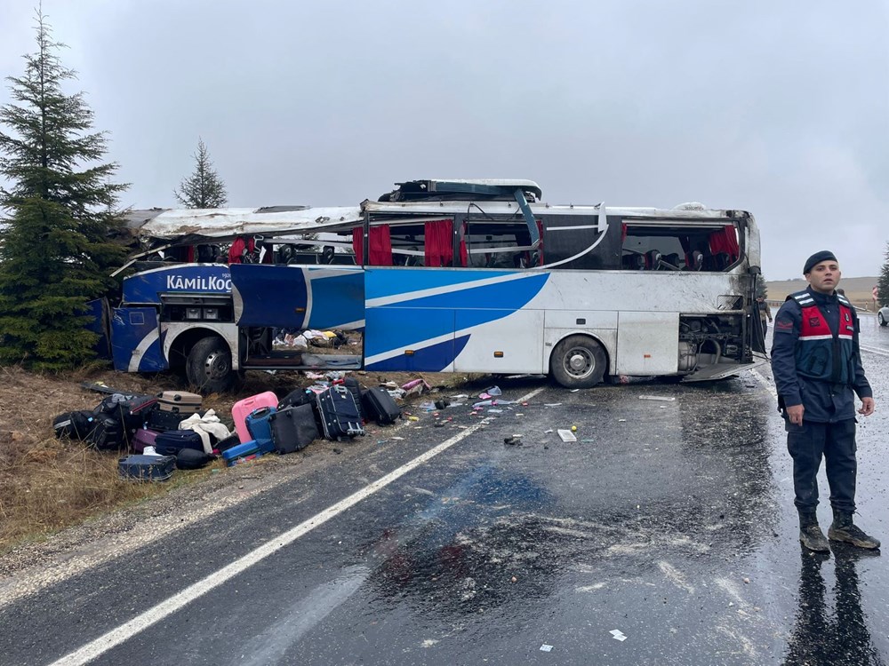 Eskişehir'de yolcu otobüsü devrildi: 1 ölü, 30 yaralı - 3