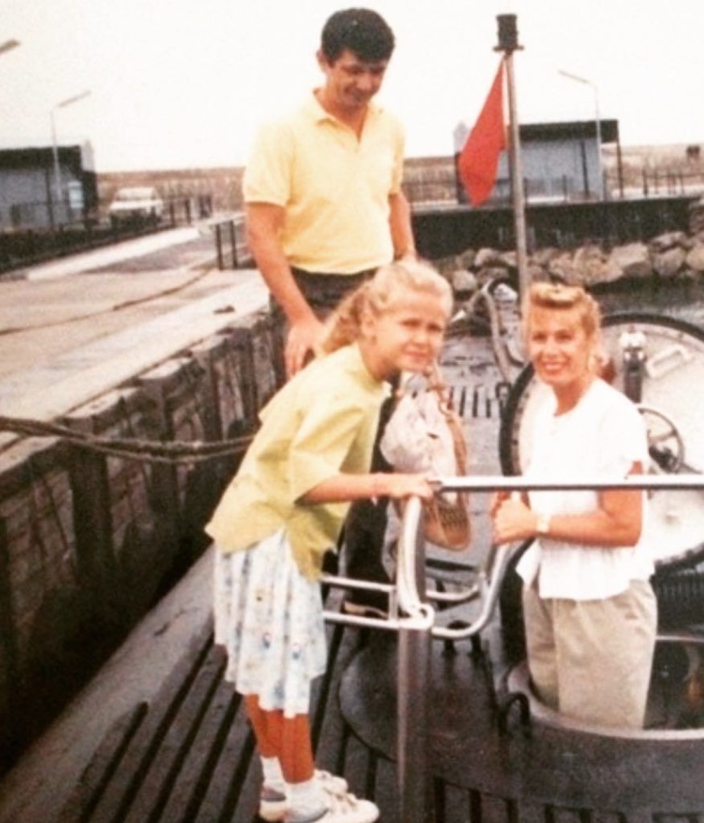 Su Burcu Yazgı Coşkun'dan nostaljik kare (Ünlülerin çocukluk ve gençlik halleri) - 466