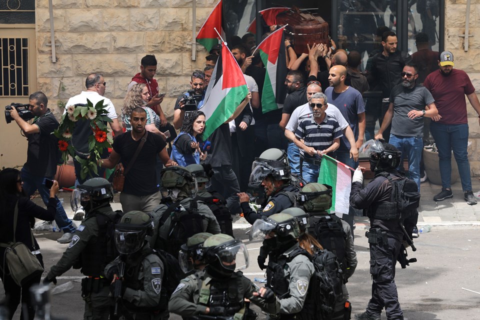 İsrail güçleri El Cezire muhabirinin cenazesine müdahale etti - 2