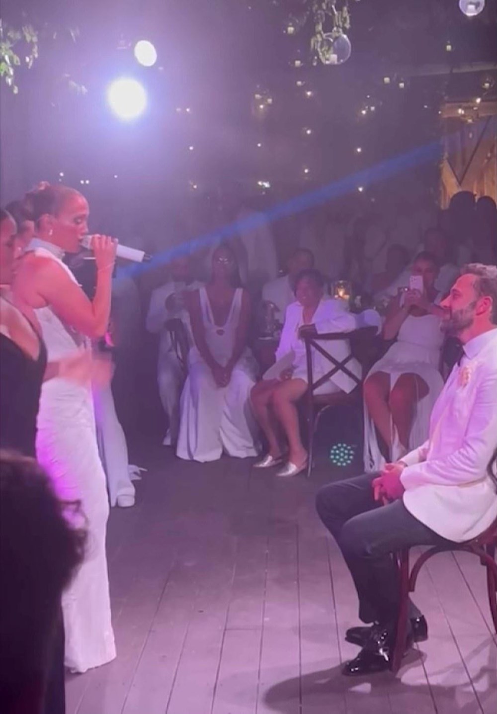 Jennifer Lopez i bëri serenad Ben Affleck në dasmë - 1
