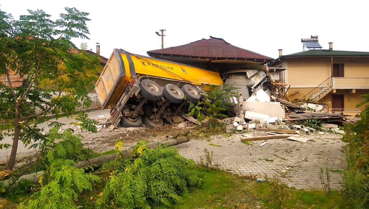 Kontrolden çıkan hafriyat kamyonu eve girdi Kontrolden çıkan hafriyat kamyonu eve girdi