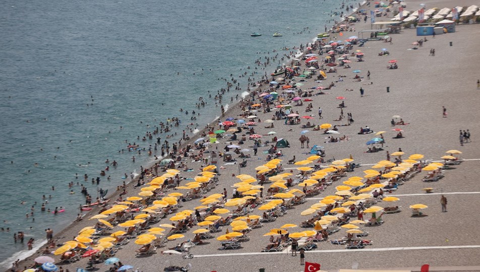 Antalya sahillerinde bayram kalabalığı