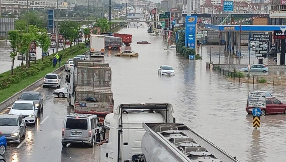 Ankara’da önce hava karardı ardından şiddetli sağanak etkili oldu: Ayaş Yolu kapandı, metro istasyonunu su bastı