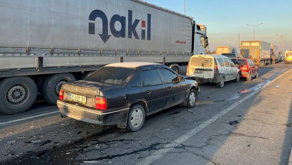 Kayseri’de üç aracın karıştığı zincirleme kaza: İki yaralı