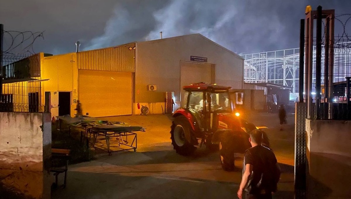 Sakarya'da traktör fabrikasında yangın Sakarya'da traktör fabrikasında yangın