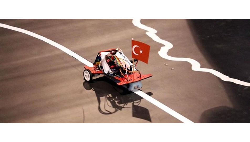 Öğrencilerin robotları 'egemenlik yolunda' yarıştı