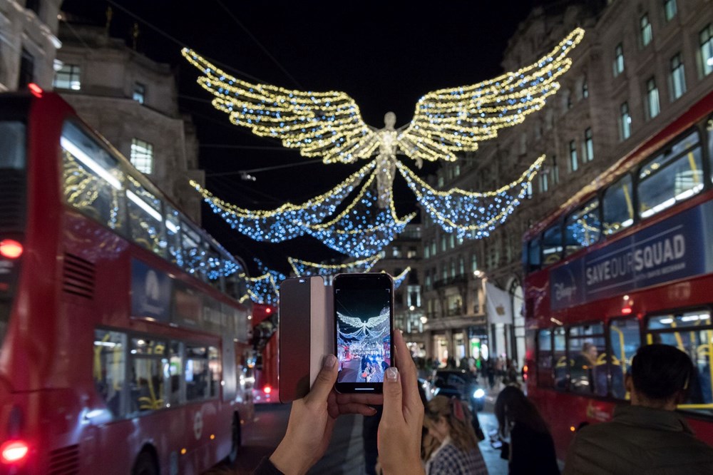 Londra sokakları Noel ve yılbaşı için süslendi - 2