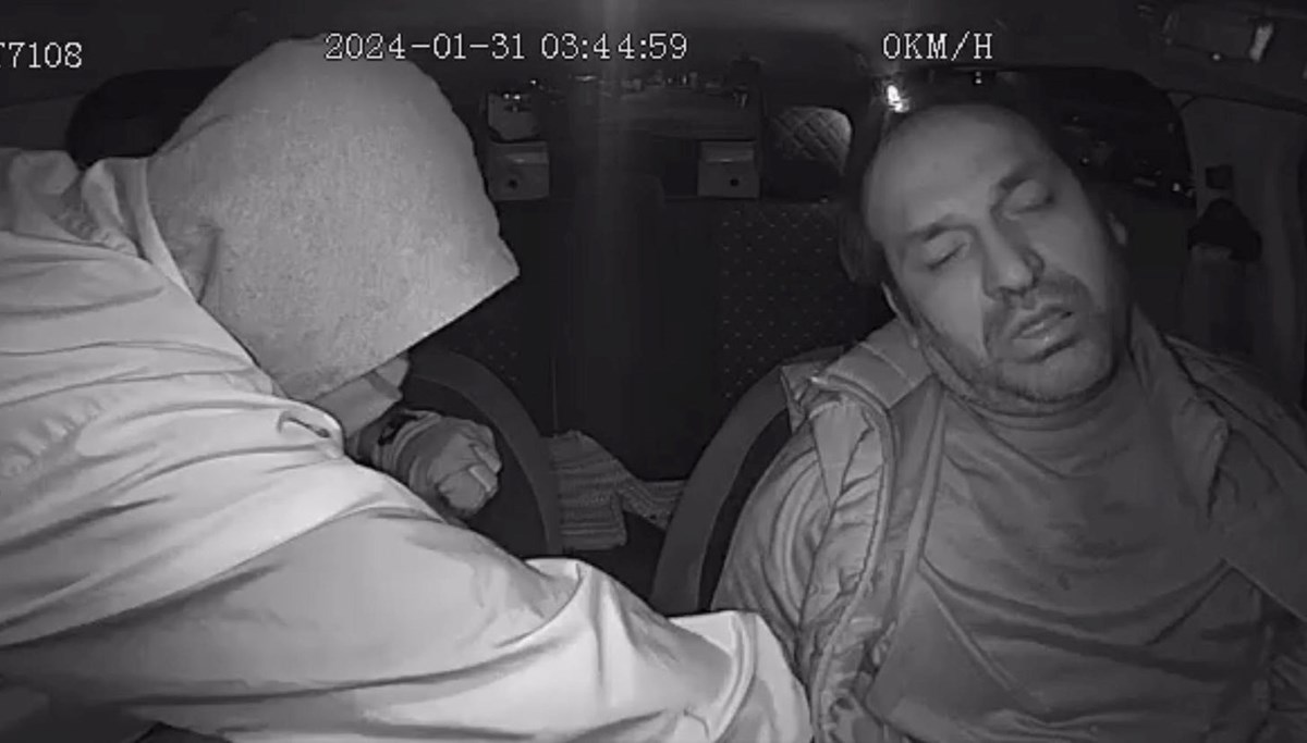 Üşemesin diye aracına aldığı yolcu tarafından öldürülen taksici Oğuz Erge için meslektaşları İzmir'de konvoy yaptı. Üşemesin diye aracına aldığı yolcu tarafından öldürülen taksici Oğuz Erge için meslektaşları İzmir'de konvoy yaptı.