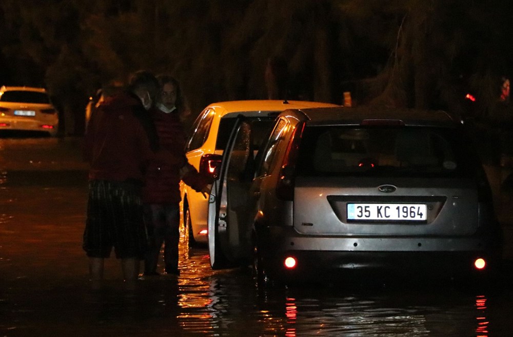 İzmir'de yağışın ardından denizin taşması sonucu araçlar su altında kaldı - 9