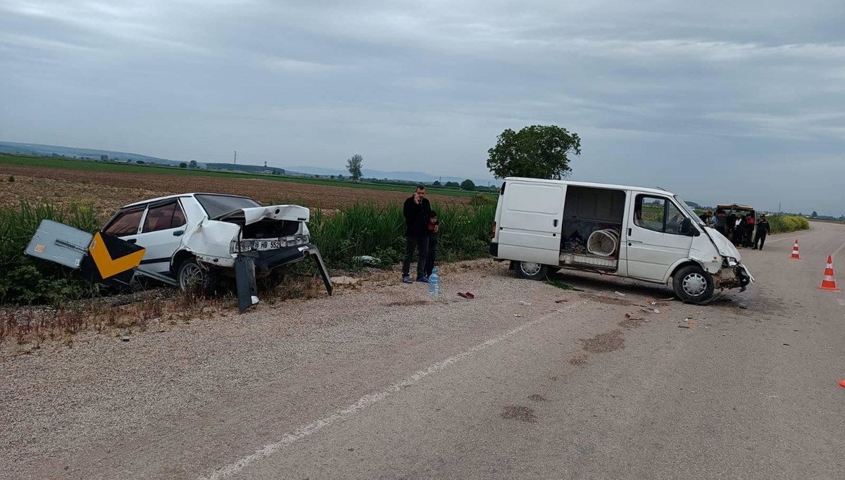 Bursa'da minibüs otomobile çarptı