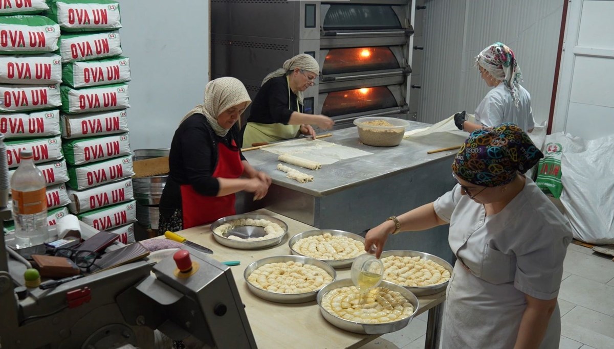 Siparişlerde yoğunluk yaşanıyor: 80 katlı baklava, yaprak dolması...