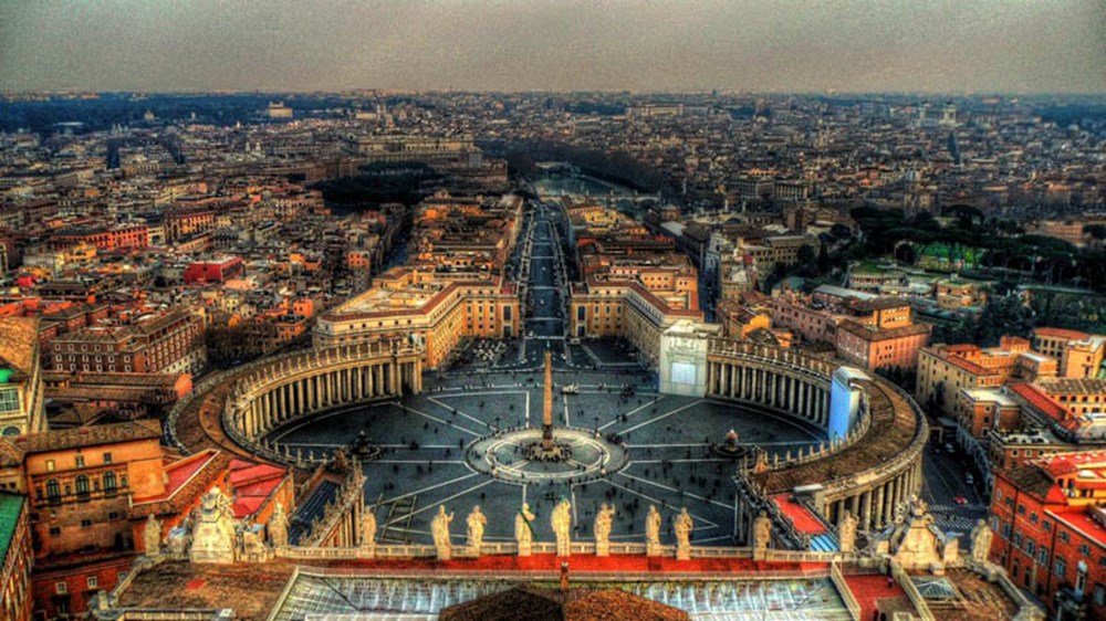 La place Saint-Pierre est une grande esplanade, d'architecture baroque, située d