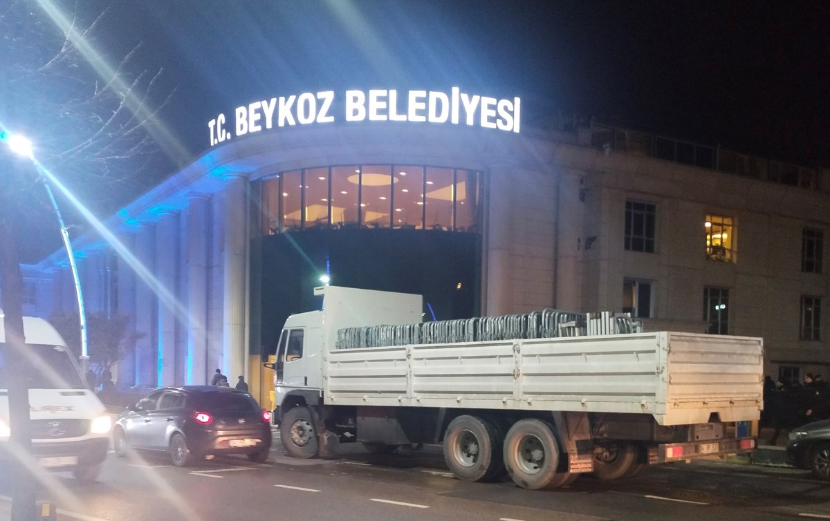 Polis ve çevik kuvvet ekipleri belediye binası önünde bariyerlerle önlem aldı.