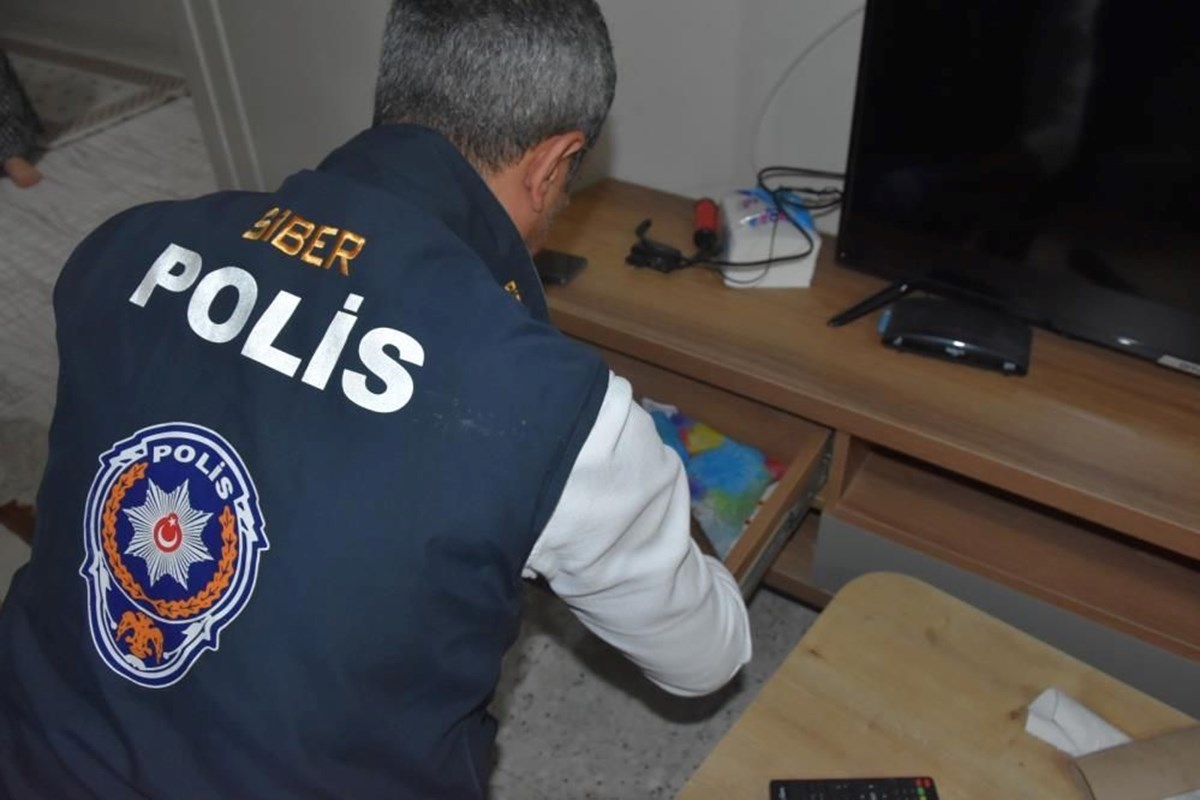 Mersin’de müstehcen yayın operasyonu: 5 kişi tutuklandı