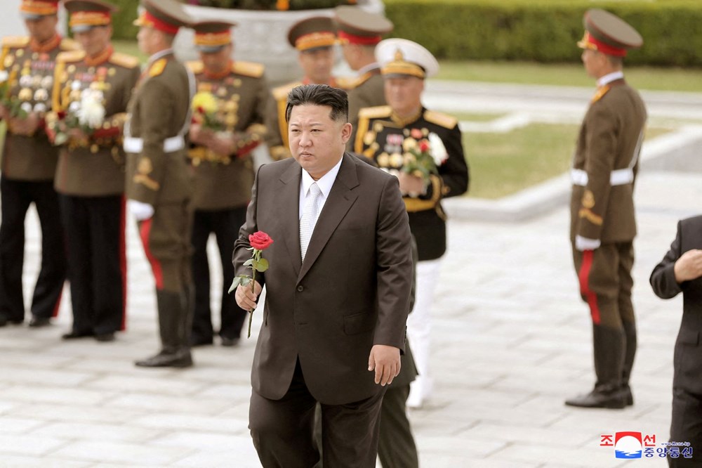 Kuzey Kore'de Covid-19 vakaları 3 milyona dayandı: Kim Jong-un maskesiz ve mesafesiz tören yaptı - 1