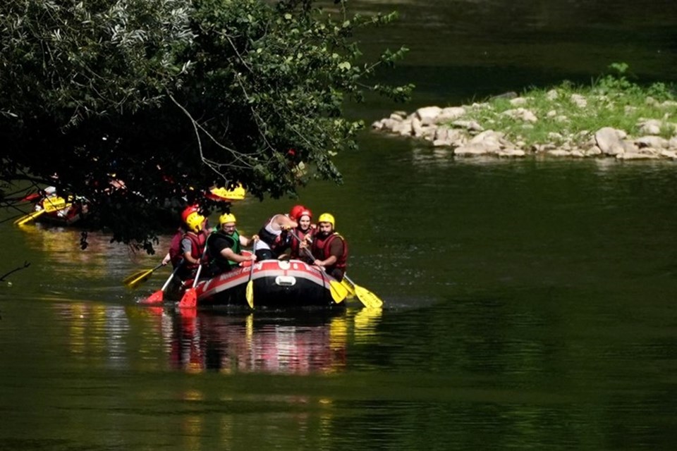 Düzce'de maceraseverler sıcakta rafting yaparak serinliyor - 1